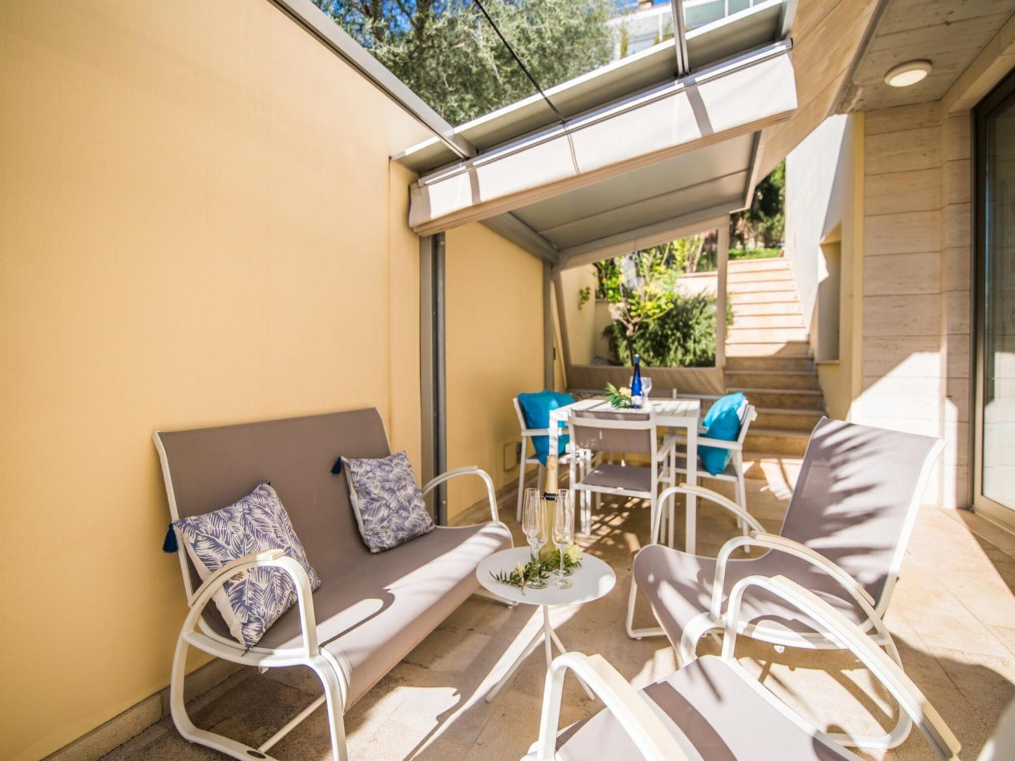 Stunning With Private Terrace Ferienhaus Alcanada